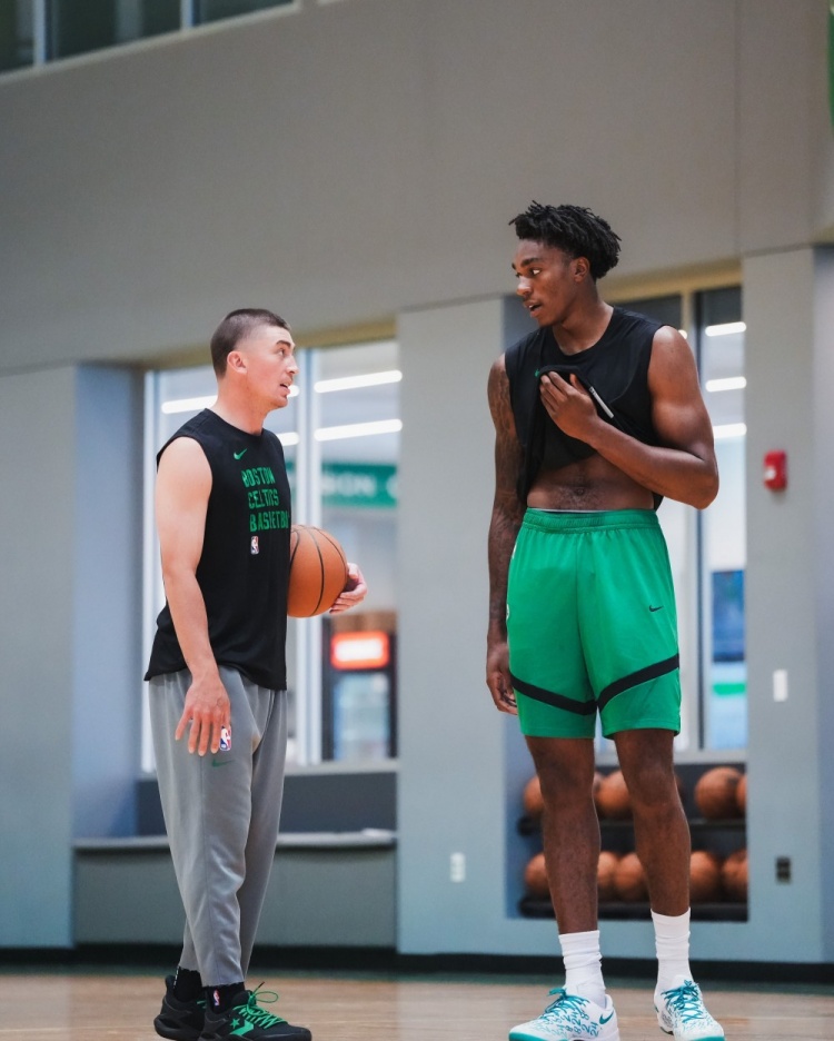 爱游戏在线-绿军官方晒训练照：普理查德&amp;新援安芬尼-西蒙斯在列