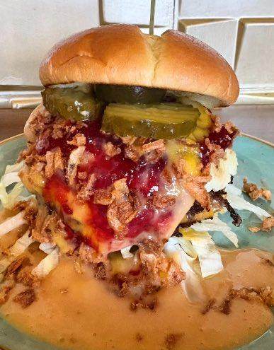 爱游戏下载-嘲讽伊萨克叛逃，纽卡酒吧推出“瑞典鼠辈”汉堡