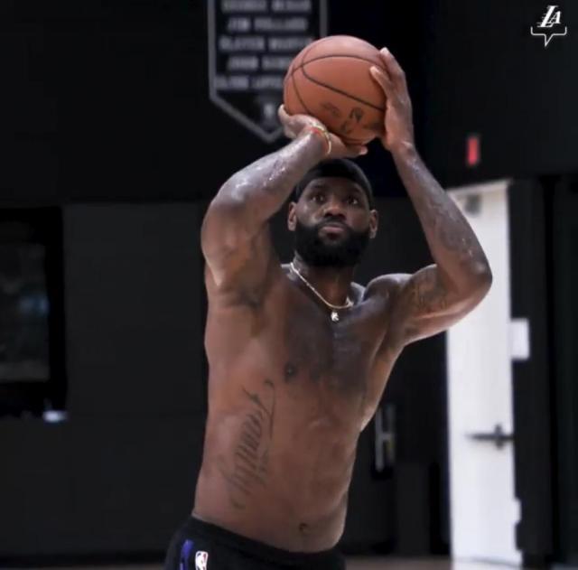 爱游戏体育-【声音】沃格尔：戴维斯夏天有训练 首发阵容还没定